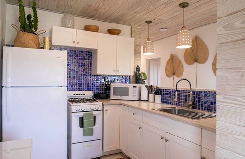 Contant Farms House | Sleeps 20/The Flamingo House/walk to town +beach