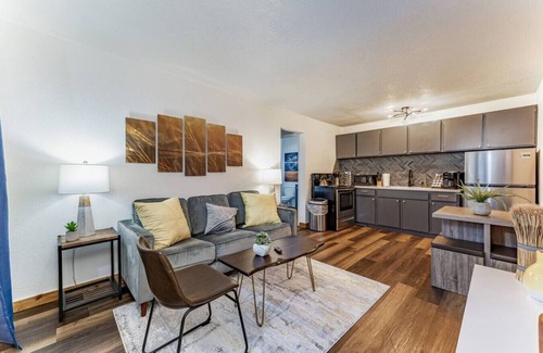 Wichita Apartment | Sleeps 20+ with 10 Beds | Central | Parking + WIFI