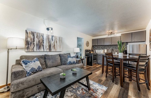 Wichita Apartment | Sleeps 20+ with 10 Beds | Central | Parking + WIFI