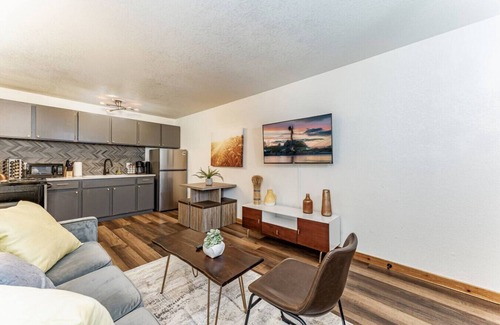 Wichita Apartment | Sleeps 20+ with 10 Beds | Central | Parking + WIFI