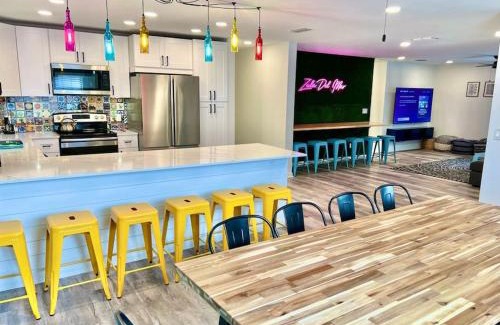 South Padre Island House | Sleeps 22, 7 bedrooms, 2min walk To The Beach, Private Heated Pool and Hot Tub, Zula Del Mar South Padre Island Texas