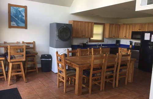 Summerlee House | Sleeps 22. Affordable Cabin 30+ minutes to New River Gorge Rafting & Climbing
