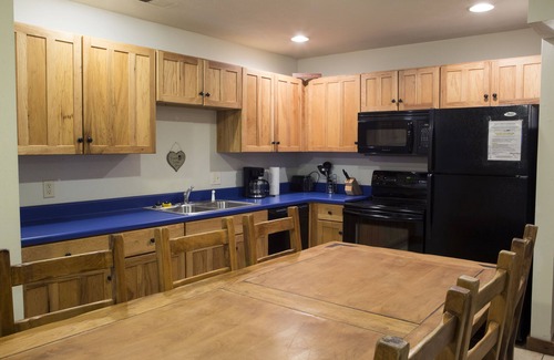 Summerlee House | Sleeps 22. Affordable Cabin 30+ minutes to New River Gorge Rafting & Climbing