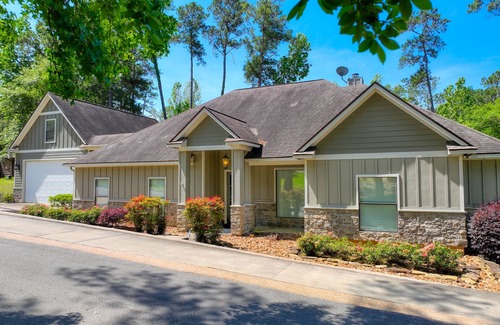 Brookeland House | Sleeps 22! First Class home with 2 master suites on Lake Sam Rayburn!