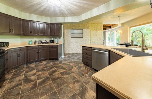 Rockford House | Sleeps 22~Hot Tub~Gameroom~Theater~Gym~Lake Views