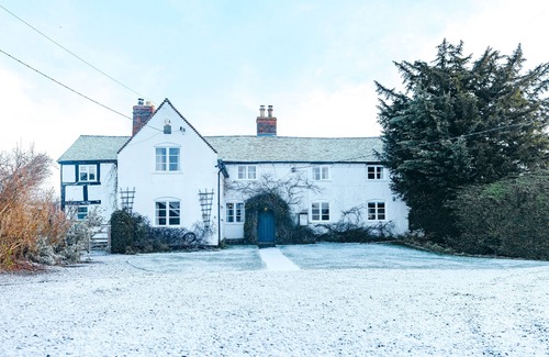 Eaton Mascott Cottage | Sleeps 23 guests in 11 bedrooms