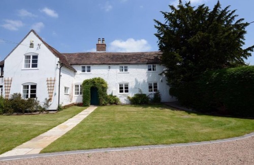 Eaton Mascott Cottage | Sleeps 23 guests in 11 bedrooms