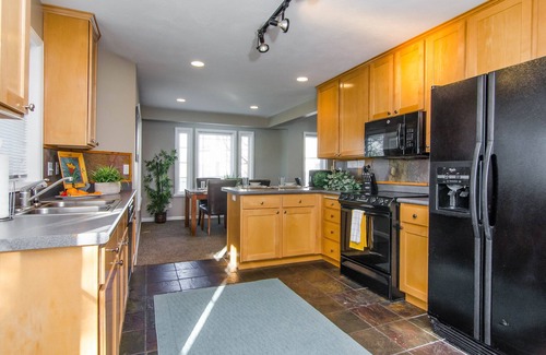 Midvale House | Sleeps 24 * 2 Hot Tubs *Close to Skiing* Fireplace * Park /Picnic Area