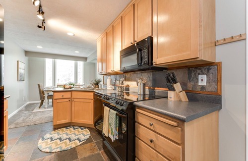Midvale House | Sleeps 24 * 2 Hot Tubs *Close to Skiing* Fireplace * Park /Picnic Area