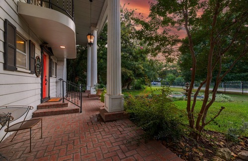 Carter Riverside House | sleeps 24–7 bedroom, 5.5 bath, King beds, central location