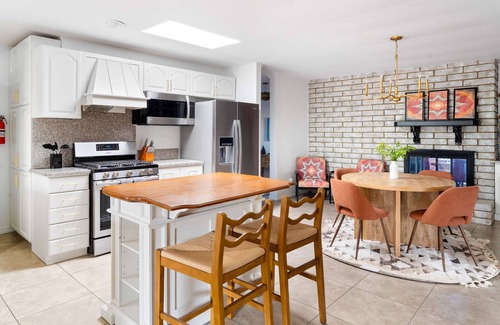 Shea North Estates House | Sleeps 24 | FREE Heated Pool, HotTub & Pickleball!