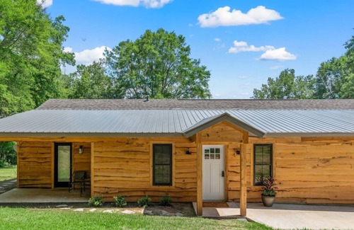 Homer House | Sleeps 24, HGTV Quality, Private Cul-de-sac Lakehouse on Lake Claiborne
