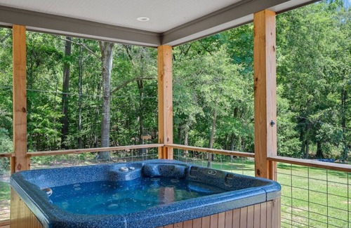 Homer House | Sleeps 24, HGTV Quality, Private Cul-de-sac Lakehouse on Lake Claiborne