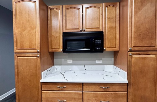 Des Plaines House | Sleeps 24+ Luxury house Near Chicago 12 king beds