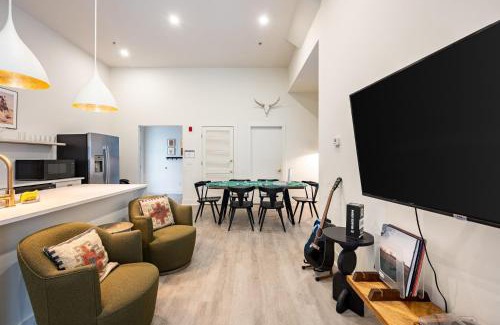 Five Points House | Sleeps 24 Rooftop Game Room Outdoor Spaces Just 10 Min to Broadway Outrider by AvantStay