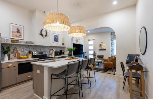 Five Points House | Sleeps 24 Rooftop Game Room Outdoor Spaces Just 10 Min to Broadway Outrider by AvantStay
