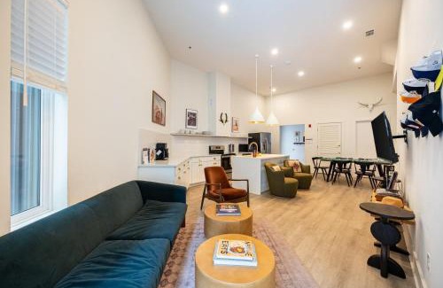 Five Points House | Sleeps 24 Rooftop Game Room Outdoor Spaces Just 10 Min to Broadway Outrider by AvantStay