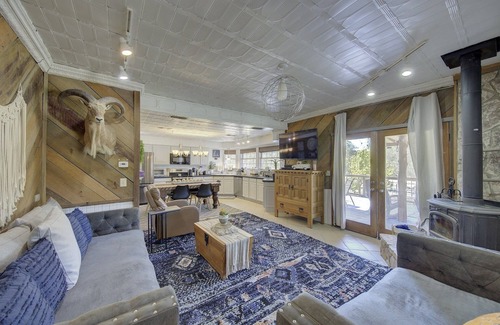 Ingram House | Sleeps 25, 5 Homes, Fire pit, Spring Fed Waterfront