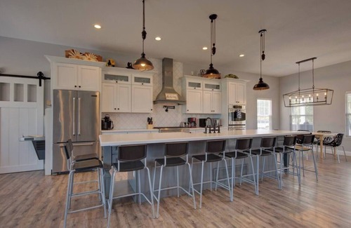 Palmer Lake House | Sleeps 25 Raspberry Mountain Farmhouse