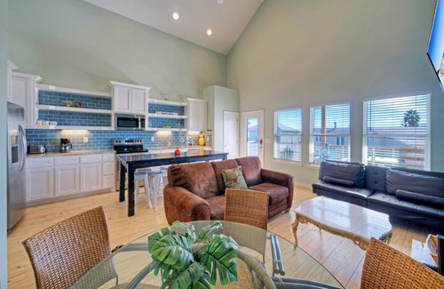 Flour Bluff House | Sleeps 26 | 2 Homes w/Waterfront Pool + Boat Dock | Laguna Village Escape