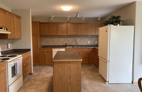 Division No. 3 House | Sleeps 26- 5 mins from Waterton Entrance WCV -A&C