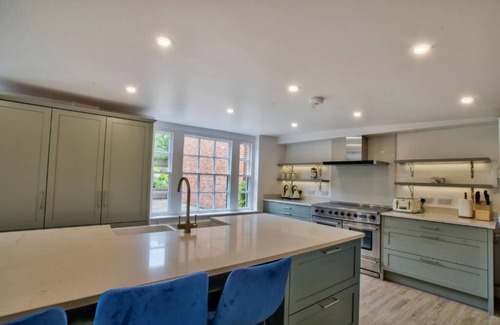 Saffron Walden Villa | Sleeps 26 - Grand Country Residence with Private Pool and spa