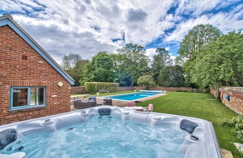 Saffron Walden Villa | Sleeps 26 - Grand Country Residence with Private Pool and spa