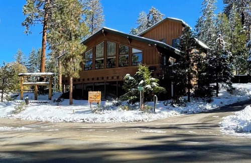 Musick Ridge Cabin | Sleeps 26 people. 1 of a kind Lodge. Large families, team bonding, retreats!