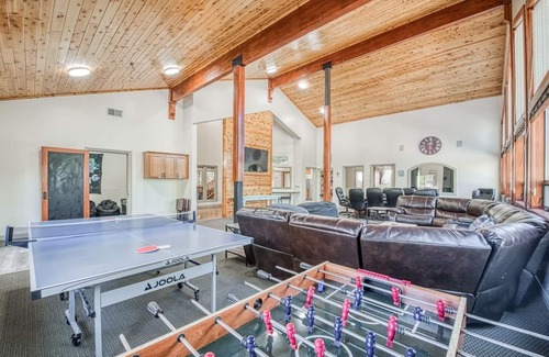 Musick Ridge Cabin | Sleeps 26 people. 1 of a kind Lodge. Large families, team bonding, retreats!
