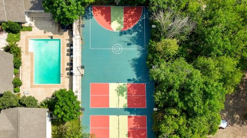 Leon Valley House | Sleeps 26 Pool Sports Court Theater Putt Putt