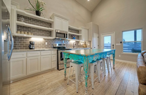 Flour Bluff House | Sleeps 28 | 2 Homes w/Boat Dock & Waterfront Pool | Laguna Village Haven