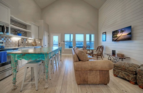Flour Bluff House | Sleeps 28 | 2 Homes w/Boat Dock & Waterfront Pool | Laguna Village Haven