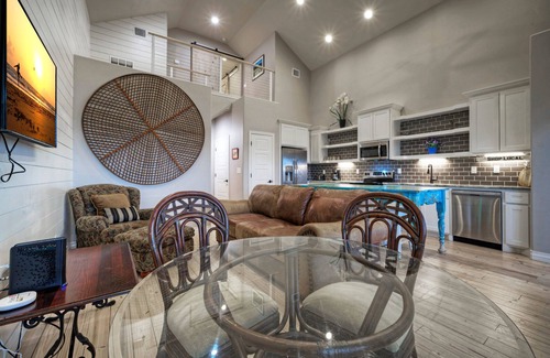 Flour Bluff House | Sleeps 28 | 2 Homes w/Boat Dock & Waterfront Pool | Laguna Village Haven