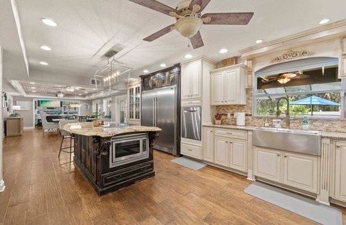 Seminole House | Sleeps 28, Events, Salt Pool/Spa, Outdoor Kichen
