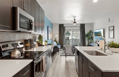 Desert View Village Condo | Sleeps 4 -Golf 》Dine 》Swim 》Self Checkin》State Fair
