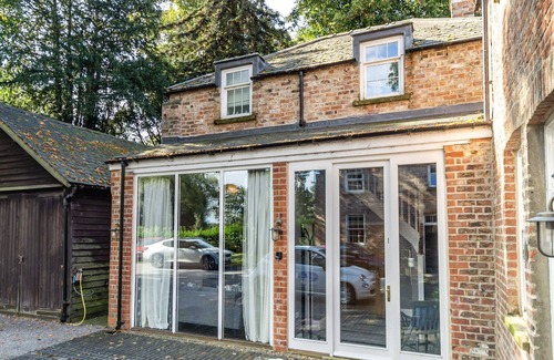 York Cottage | Sleeps 4 guests in 2 bedrooms