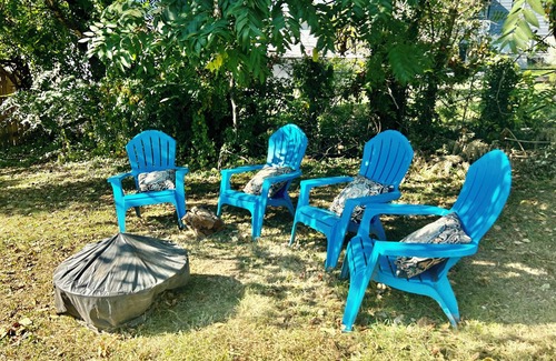 Roanoke House | SLEEPS 4+ HOT TUB.ROANOKE RIVER BIKE TRAILS PET FRIENDLY