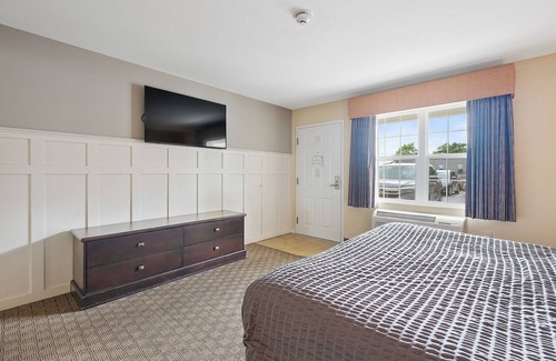 Sandusky Hotel | Sleeps 4! Hotel Room on Kelleys Island