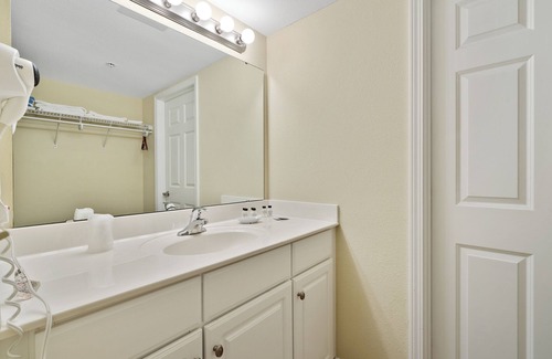 Sandusky Hotel | Sleeps 4! Hotel Room on Kelleys Island