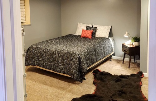 Tri-Cities House | Sleeps 4+that good doggy!Comfy, close to golf, restaurants & C.River Prk events!