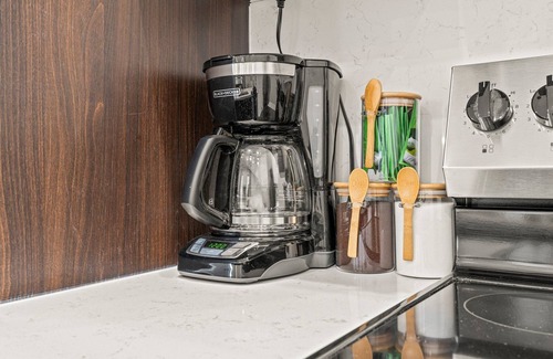 Old City Apartment | Sleeps 4 Walk to Liberty Bell Heart of Old City