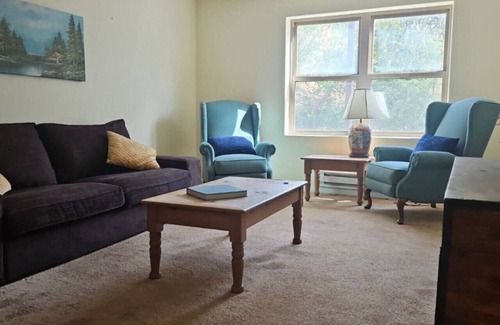 Gaston Bed & Breakfast | Sleeps 40-20BR Wine Country-Fireplace-Free Parking