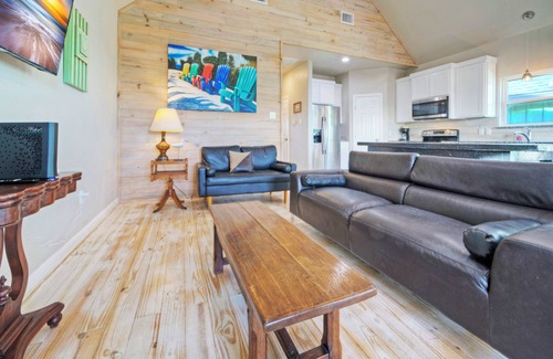 Flour Bluff House | Sleeps 46, 6 Homes | Private Boat Dock, Waterfront Pool, Views | Laguna Village