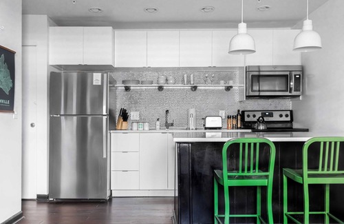 Rutledge Hill Cottage | Sleeps 48 25 Units 2 Blocks From Broadway Sobro Guest House by Avantstay