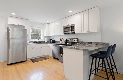 Westport House | Sleeps 5, 3 Queen Beds, Centrally Located, Near Downtown KC & County Club Plaza