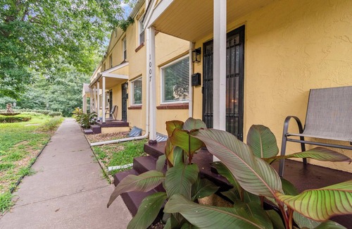 Westport House | Sleeps 5, 3 Queen Beds, Centrally Located, Near Downtown KC & County Club Plaza