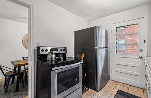 Midtown - Westport House | Sleeps 5, 3 Queen Beds, Centrally Located, Near Downtown KC & County Club Plaza
