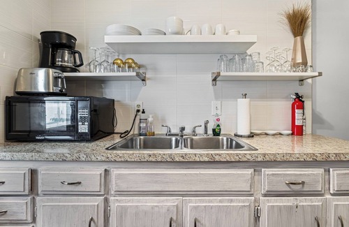 Midtown - Westport House | Sleeps 5, 3 Queen Beds, Centrally Located, Near Downtown KC & County Club Plaza