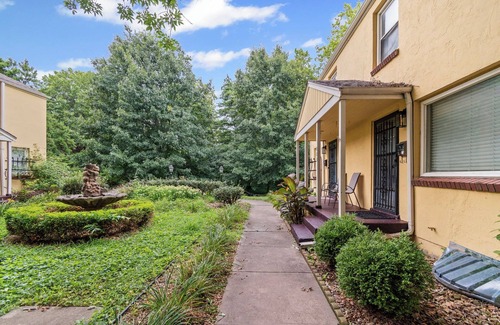 Midtown - Westport House | Sleeps 5, 3 Queen Beds, Centrally Located, Near Downtown KC & County Club Plaza