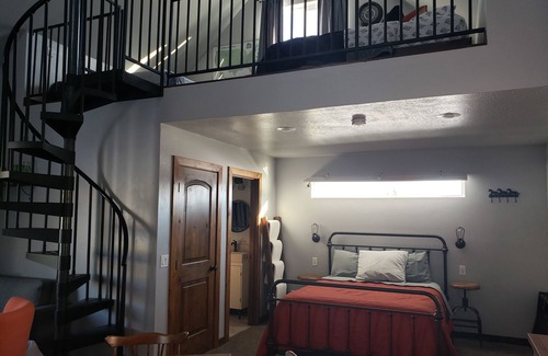 Cannonville House | Sleeps 5 - Modern Country Cabin - Minutes from Bryce Canyon